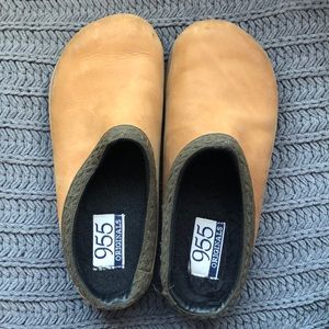 955 Originals Women’s 9 Mens 7 Slip On Clogs Otter